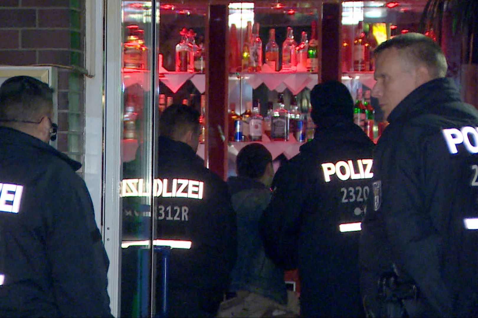 Berliner Polizei kontrolliert eine Bar in Neukölln.