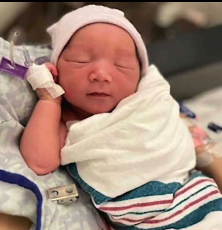 Baby Jada hat sich einen ganz besonderen Geburtsort ausgesaucht: in einem Flugzeug über den Wolken.