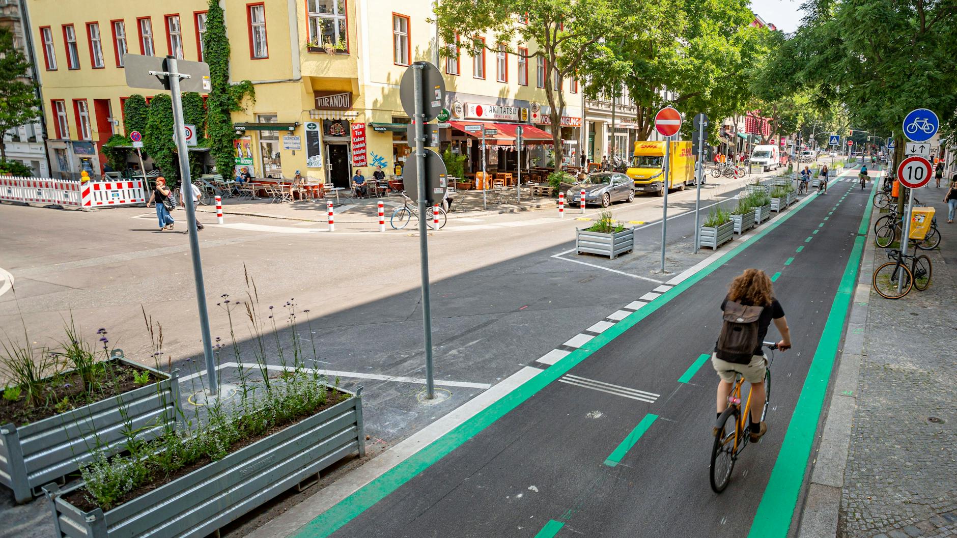 Bereits verkehrsberuhigt: In der Kreuzberger Bergmannstraße müssen auch Radfahrer bremsen.