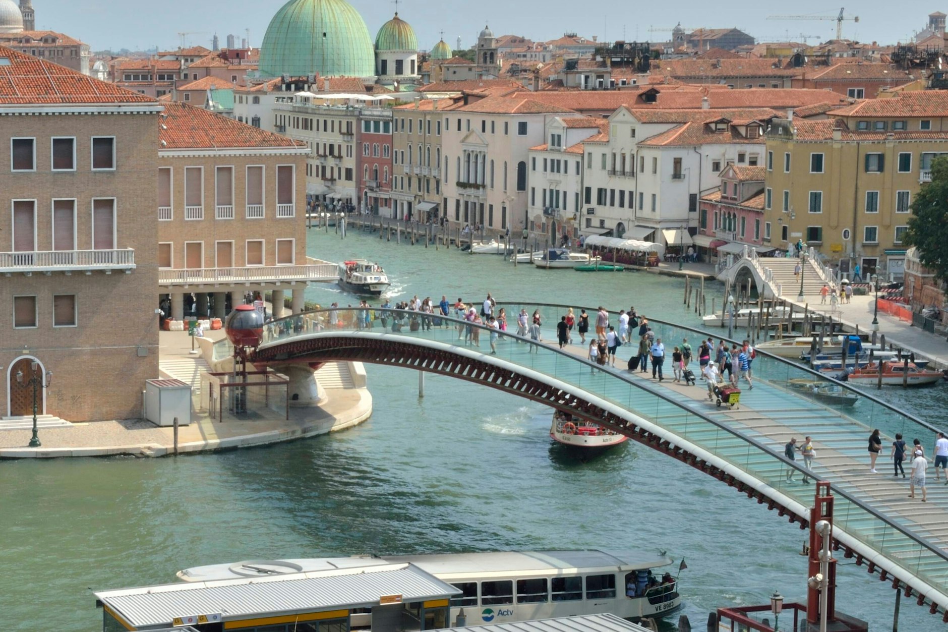 Die Ponte della Costituzione in Venedig, entworfen von Santiago Calatrava: Die grünlichen Mattglasscheiben werden im dauerfeuchten Klima der Lagunenstadt schnell rutschig.