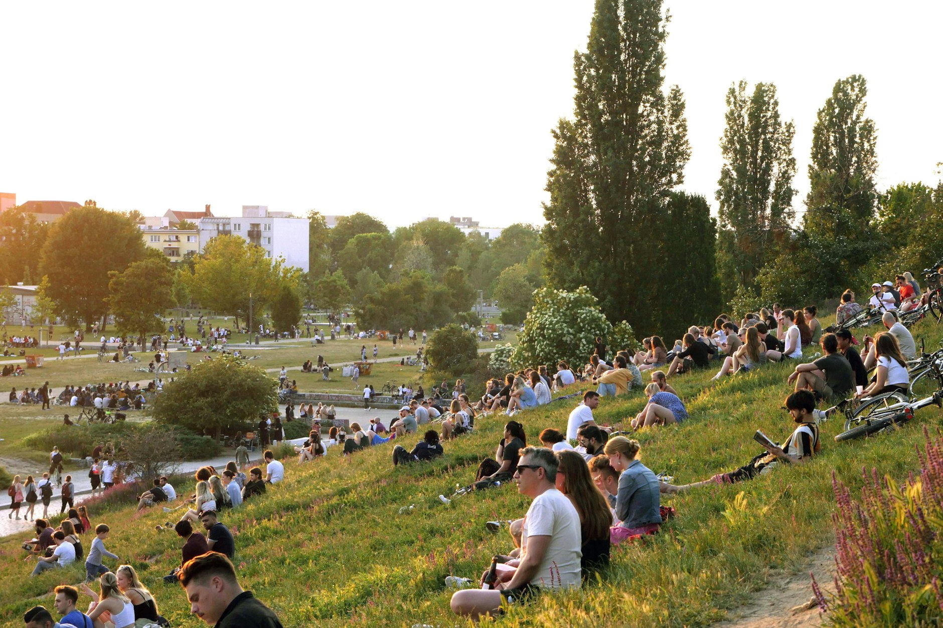Beinahe zu beliebt: Der Mauerpark an einem warmen Abend.