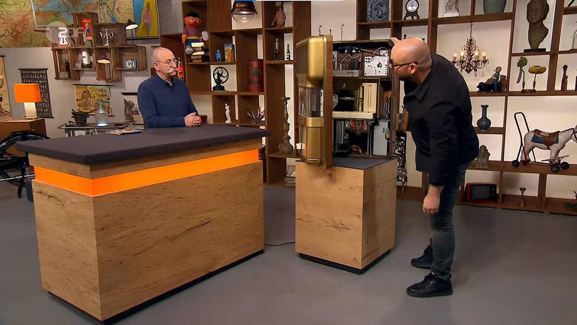 Selbst Deutschmanek mit seinem Mechaniker-Wissen kann die Kiste nicht reparieren