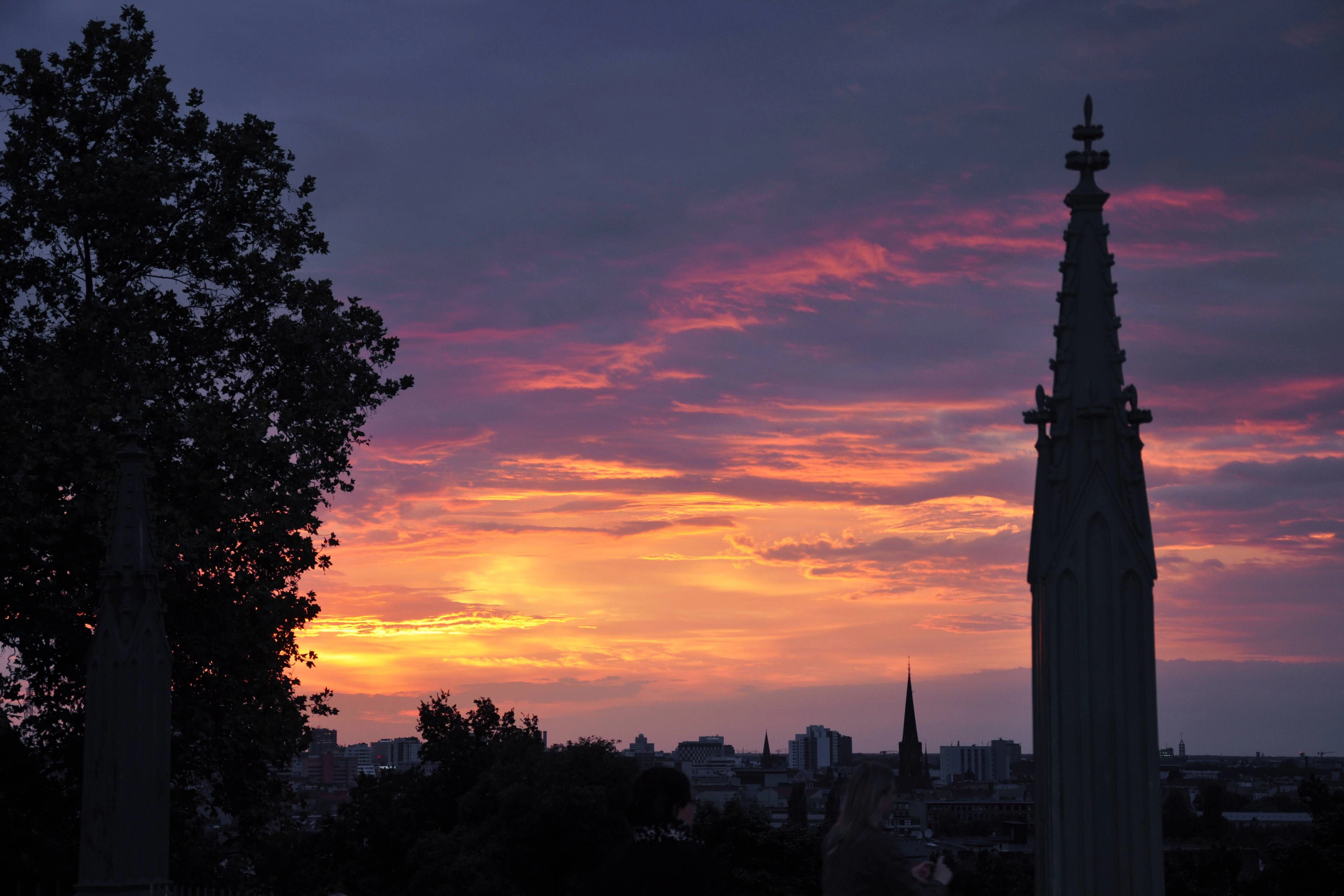 Ein rosa-roter Sonnenuntergang vom Hügel des Kreuzberger Viktoriaparks