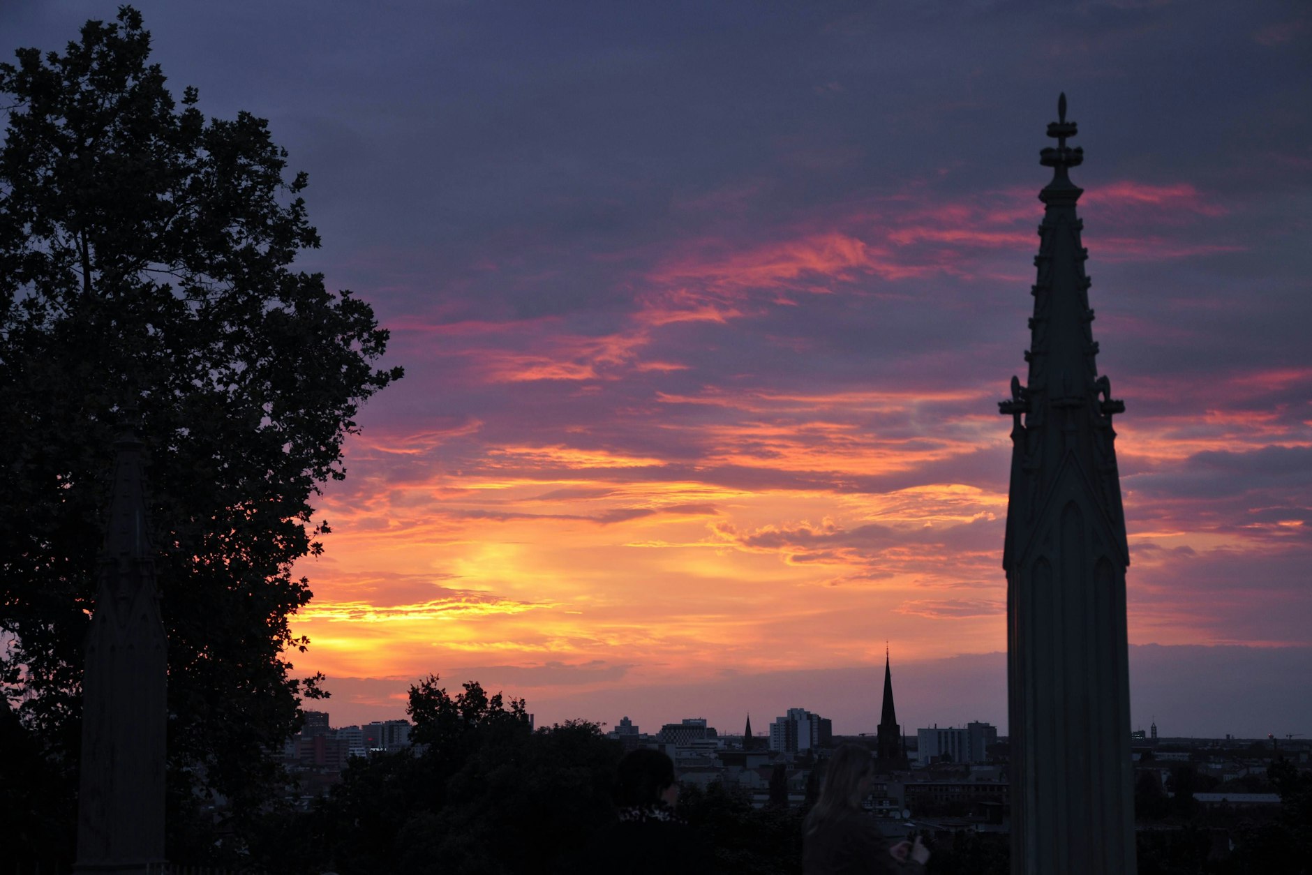 Ein rosa-roter Sonnenuntergang vom Hügel des Kreuzberger Viktoriaparks