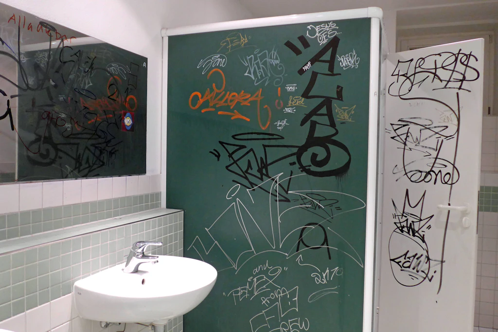 Berliner Kinder essen und trinken weniger, um Schultoiletten zu meiden