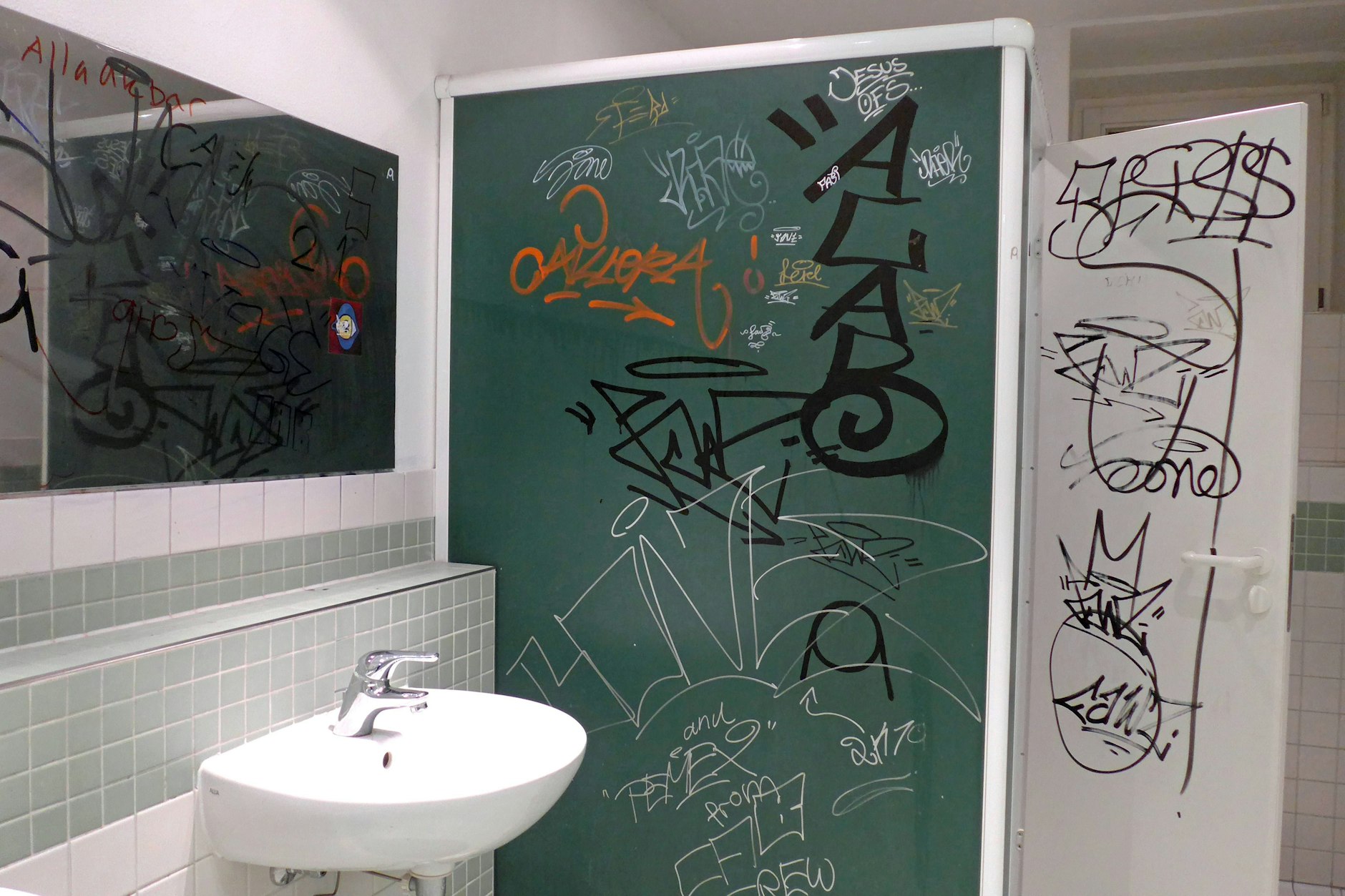Viele Schultoiletten in Berlin sind von Vandalismus betroffen (Symbolbild).