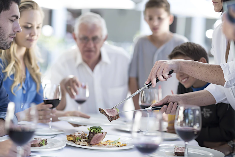 Bei Familienfeiern wird zum festlichen Essen oft auch Wein gereicht. Aber soll man während der Mahlzeiten überhaupt etwas trinken?