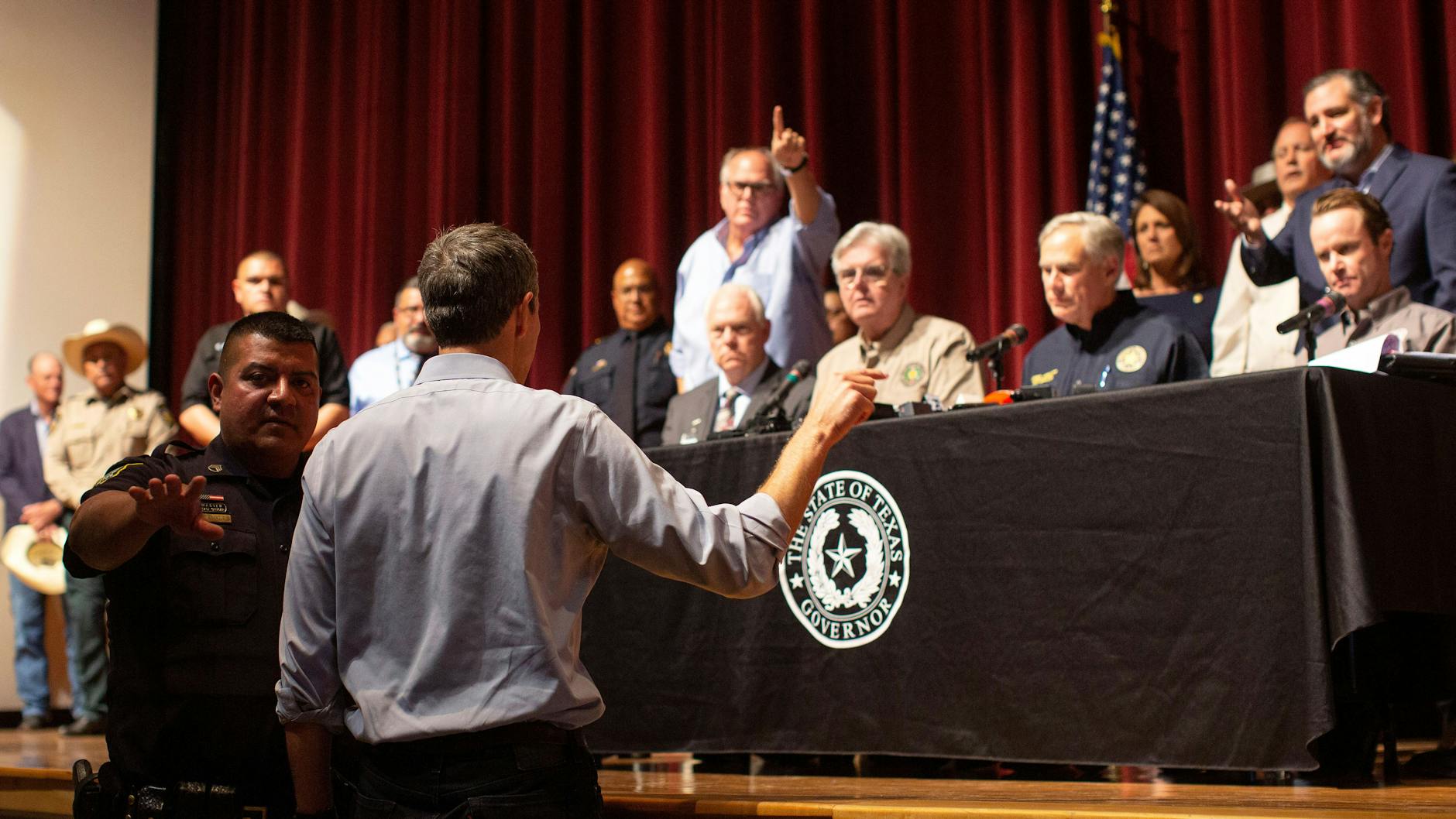 Der Demokrat Beto O'Rourke, der in diesem Jahr gegen den texanischen Gouverneur Greg Abbott antritt, unterbricht die Pressekonferenz in Uvalde.