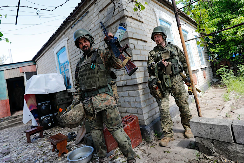 Ukrainische Soldaten einer Aufklärungseinheit kehren zu einem ehemaligen Stützpunkt der ukrainischen Streitkräfte am Rande der Donbass-Region zurück.