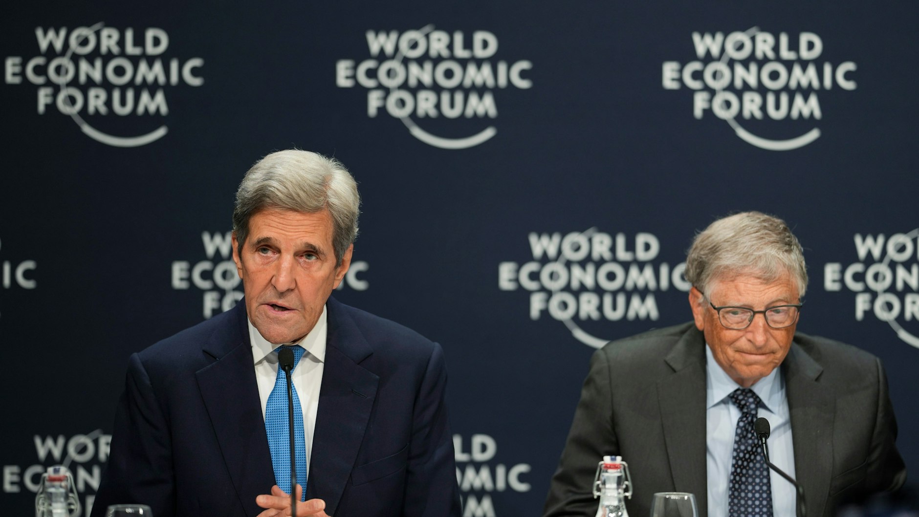 John Kerry und Bill Gates auf dem World Economic Forum in Davos, den 25. Mai 2022.