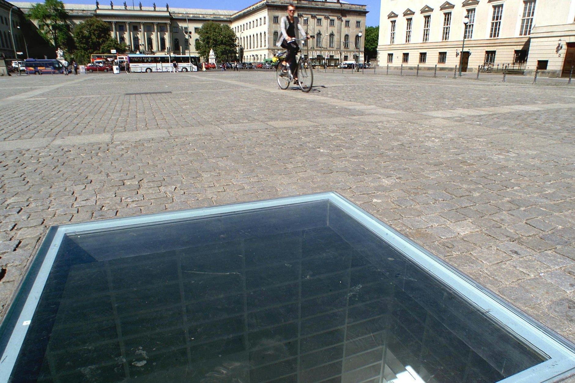 Der Glasboden zerkratzt sehr schnell und muss immer wieder ausgewechselt werden: Denkmal zur Erinnerung an die Bücherverbrennung auf dem Berliner Bebelplatz.
