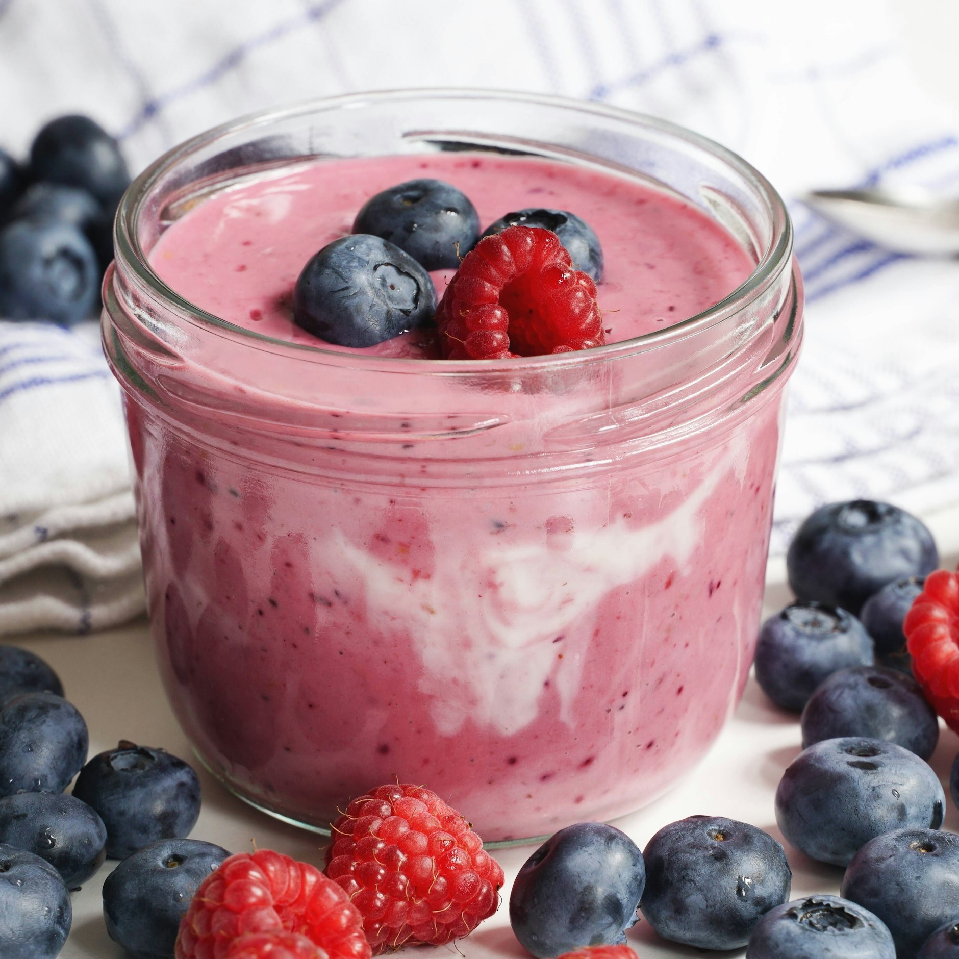 Der Quark wird mit Heidelbeeren oder Erdbeeren richtig lecker.