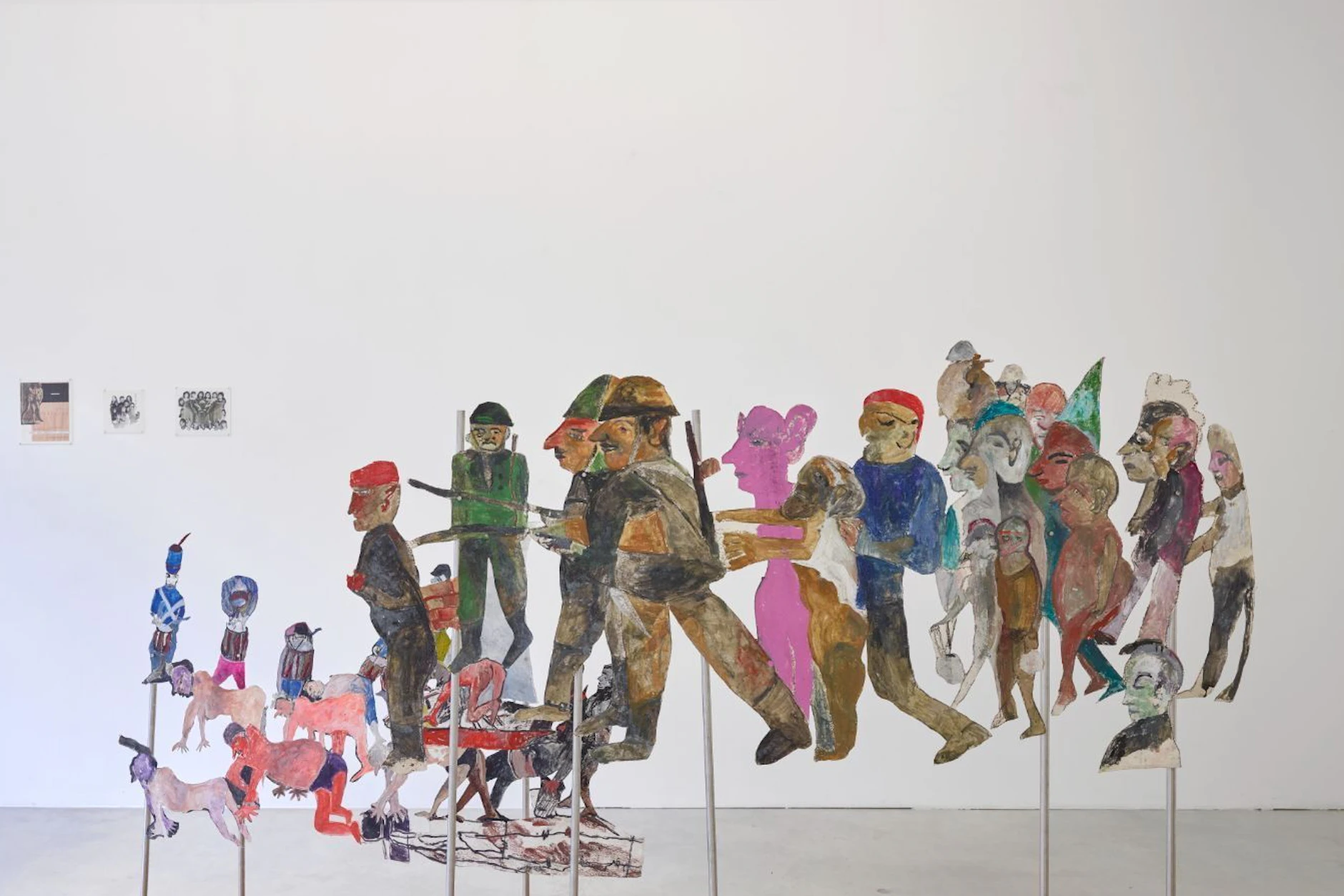 Schablonenfiguren:&nbsp; Installation Anna Boghiguians in der Galerie KOW