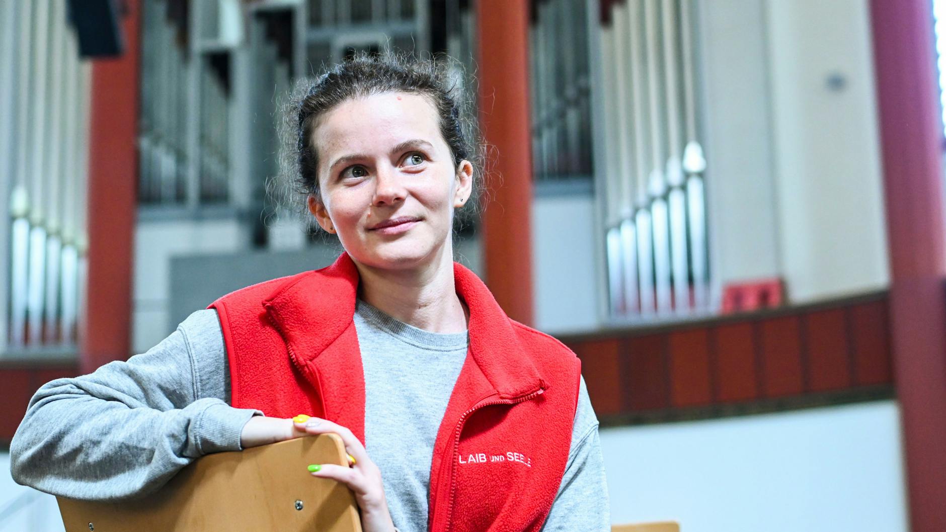 Mariia Schwarz übersetzt für die Geflüchteten.