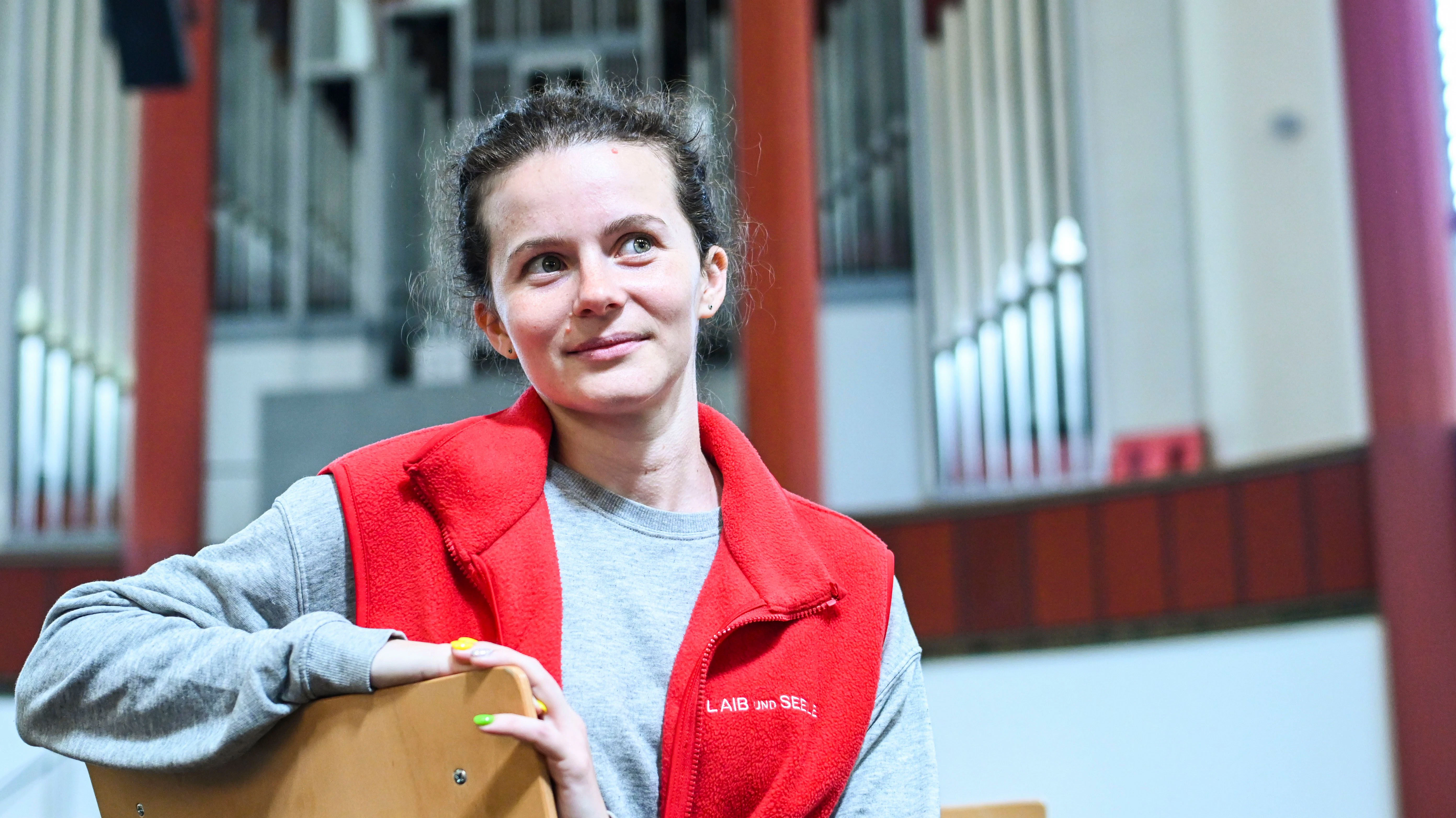 Mariia Schwarz übersetzt für die Geflüchteten.