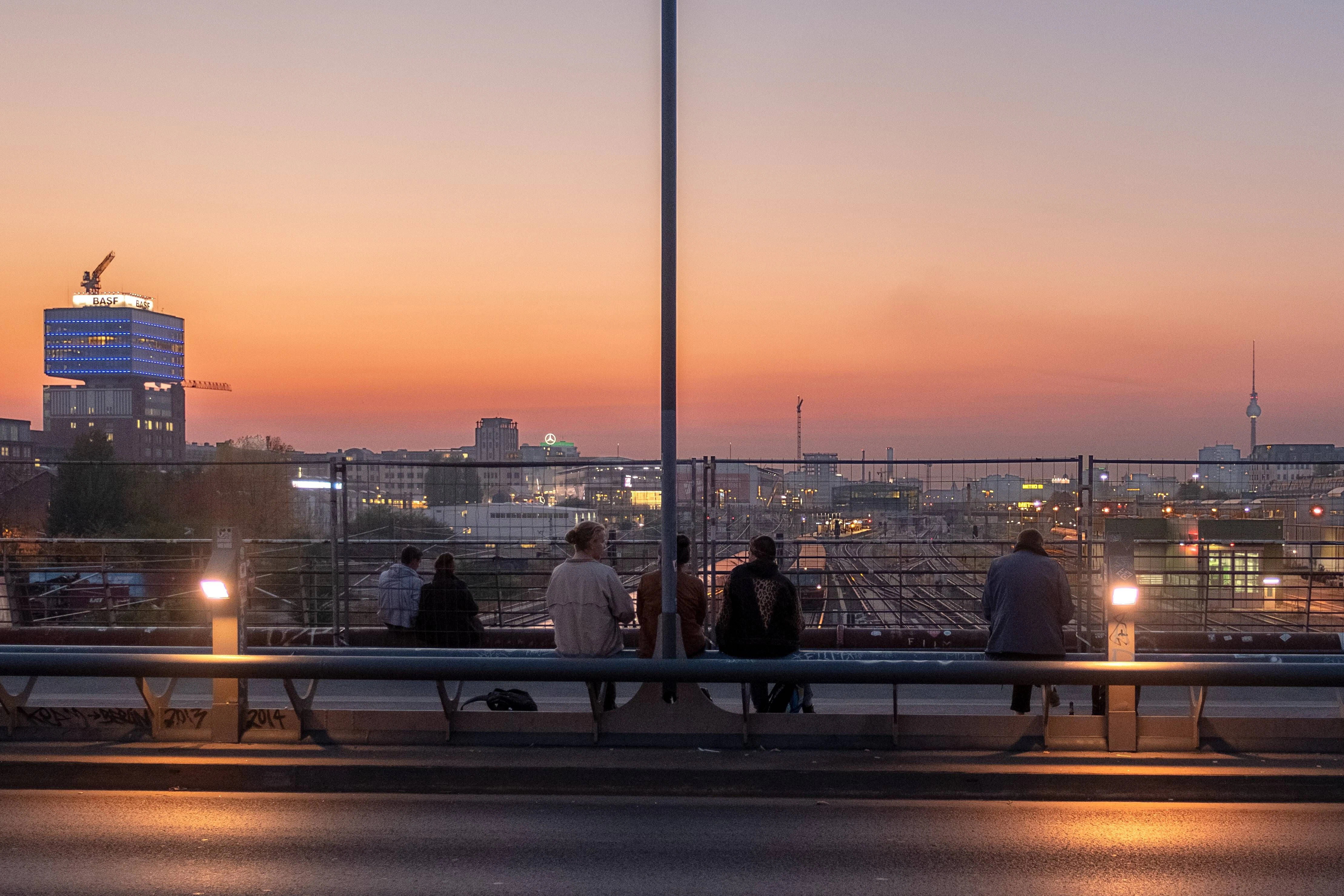 Für Trainspotter und Großstadtromantiker: die Modersohnbrücke in Friedrichshain.