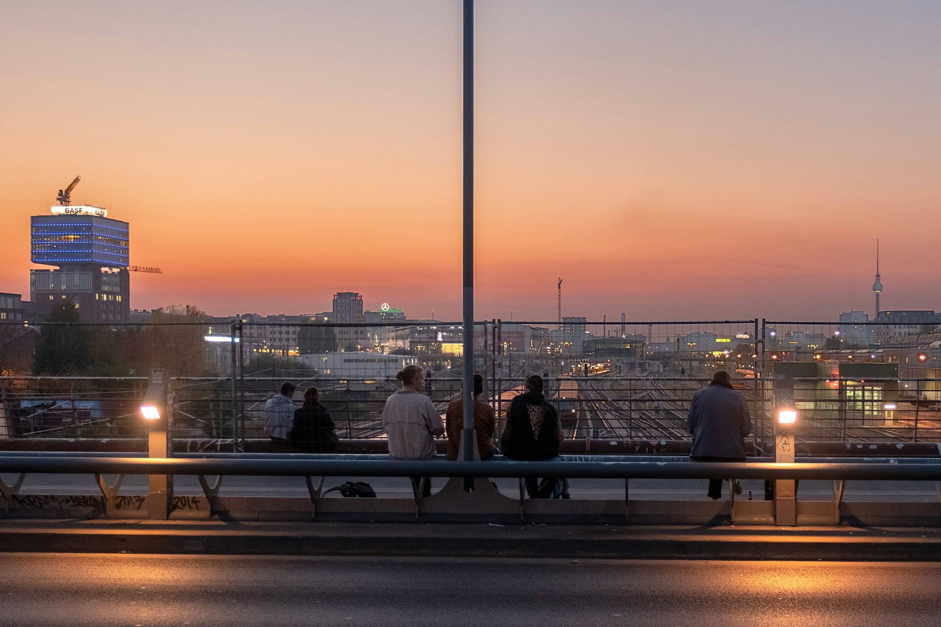 Für Trainspotter und Großstadtromantiker: die Modersohnbrücke in Friedrichshain.