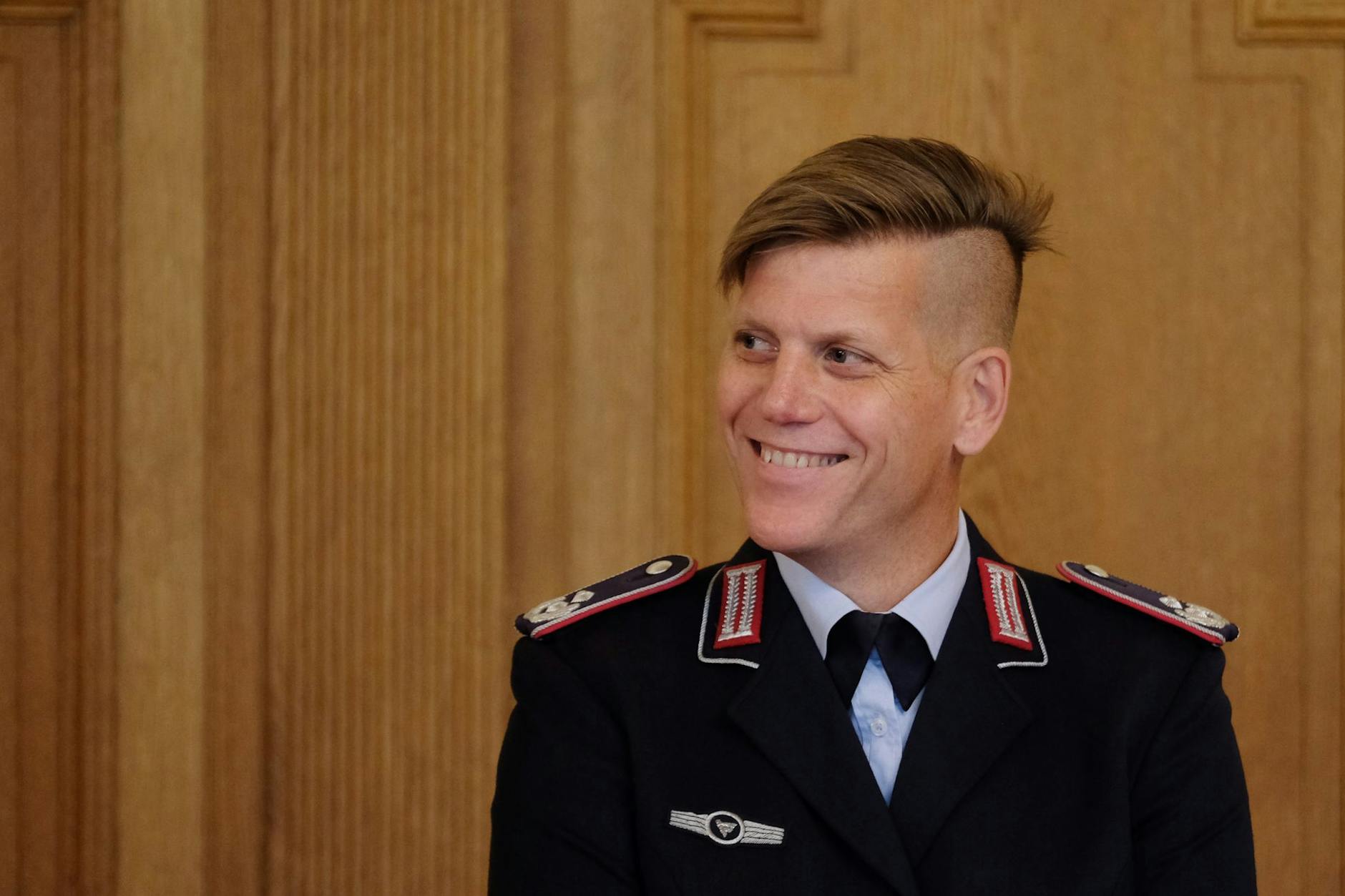 Anastasia Biefang, Kommandeurin der Bundeswehr, steht in einem Saal des Bundesverwaltungsgerichtes.