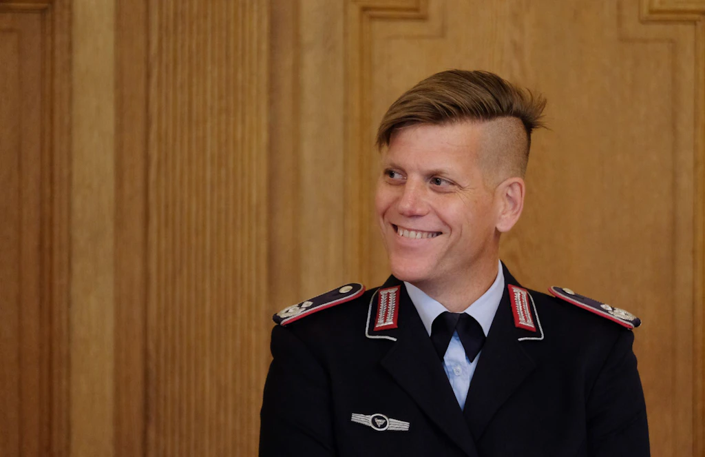 Dating-Prozess: Vorgesetzte zwingen Bundeswehr-Kommandantin zu maßvollem Tinder-Sex – so entschieden die Richter!