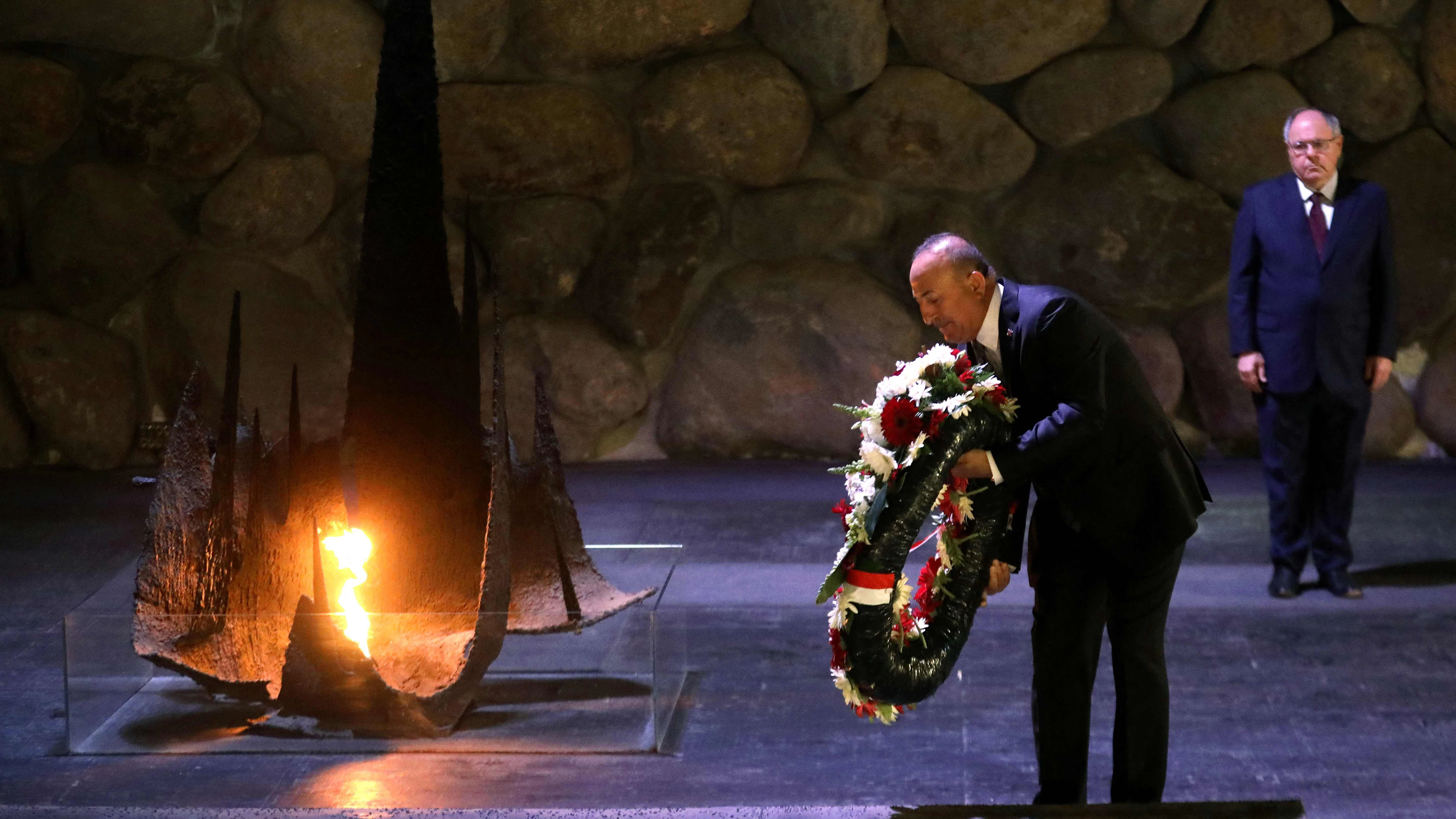Cavusoglu gedenkt der Opfer des Holocaust.