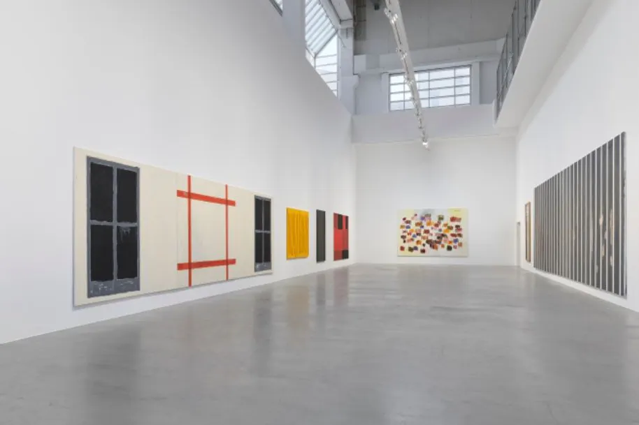 Blick in die untere Ausstellungshalle der Galerie Hetzler an der Potsdamer Straße mit Günther Förgs Bildern.