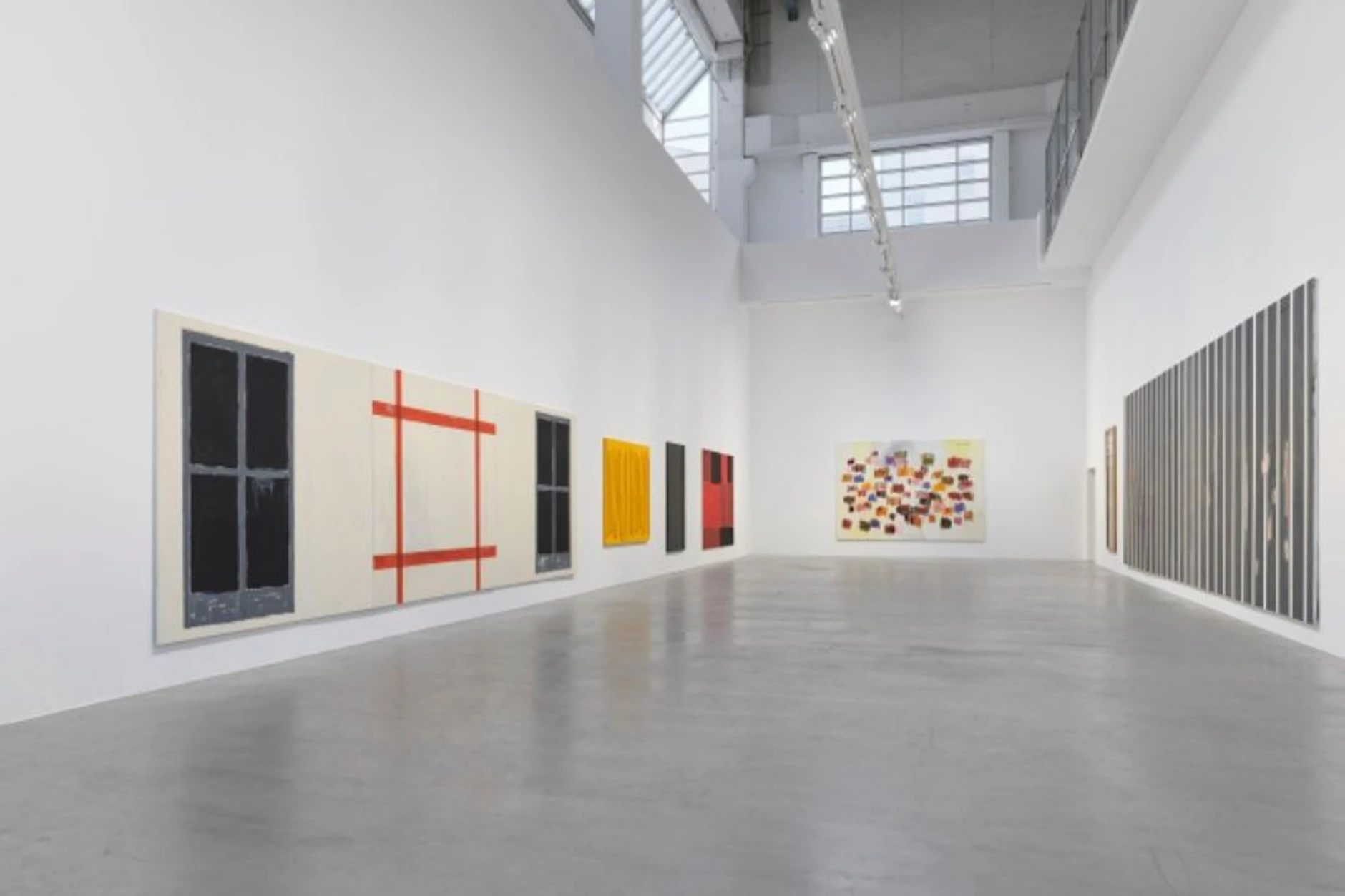 Blick in die untere Ausstellungshalle der Galerie Hetzler an der Potsdamer Straße mit Günther Förgs Bildern.