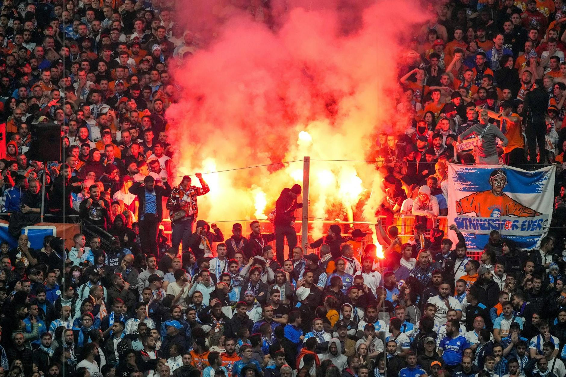 Fans von Feyenoord Rotterdam zündeln beim Halbfinale der Conference League in Marseille.