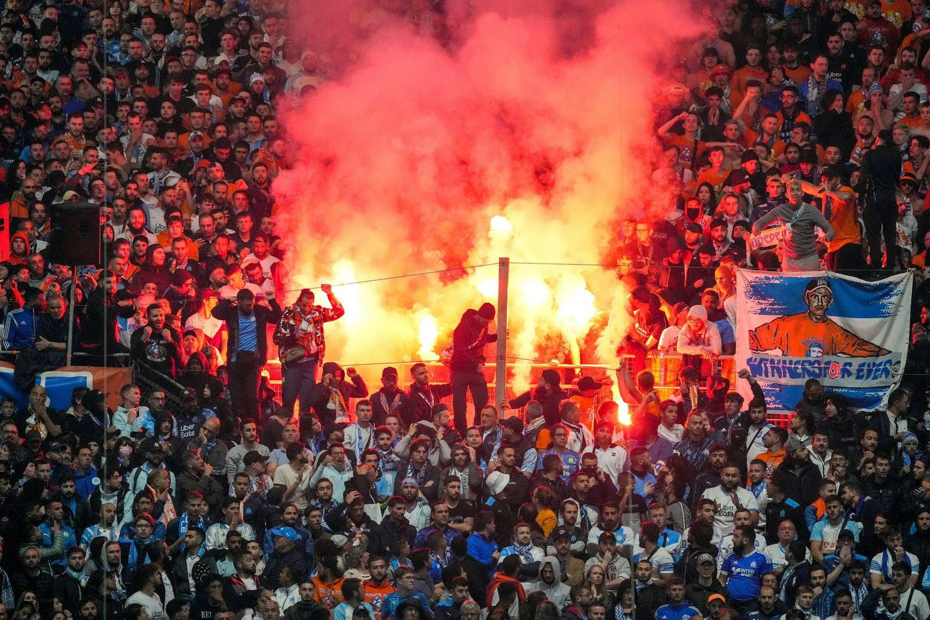 Fans von Feyenoord Rotterdam zündeln beim Halbfinale der Conference League in Marseille.