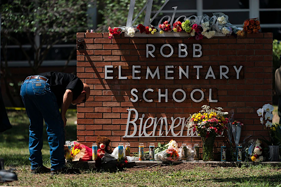 An der Robb Elementary School in Uvalde liegen Blumen, Kerzen und Plüschtiere. Ein 18-Jähriger hatte am Dienstag 19 Kinder und zwei Lehrerinnen erschossen.