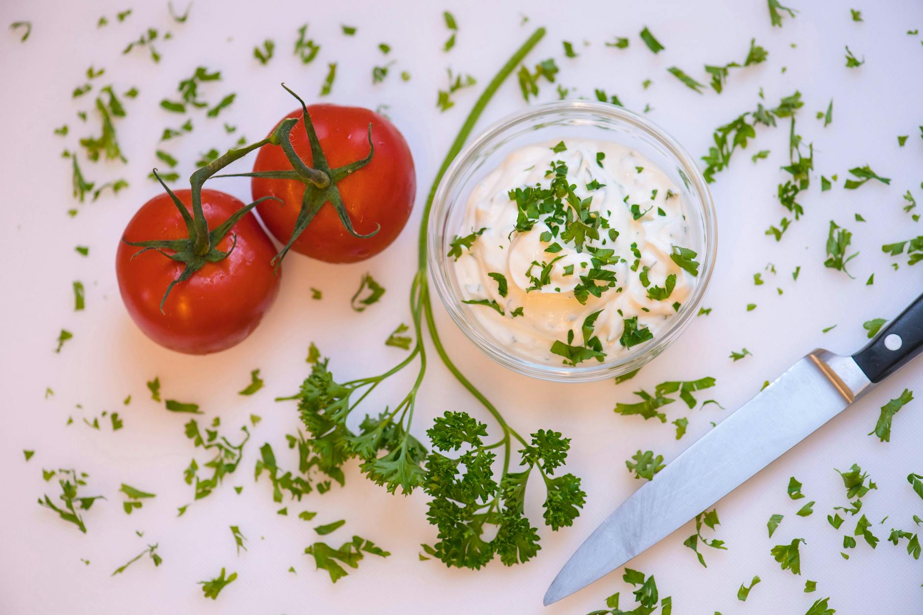 Magerquark enthält kaum Fett, aber dafür jede Menge Eiweiß – der perfekte Sattmacher zum Abnehmen.