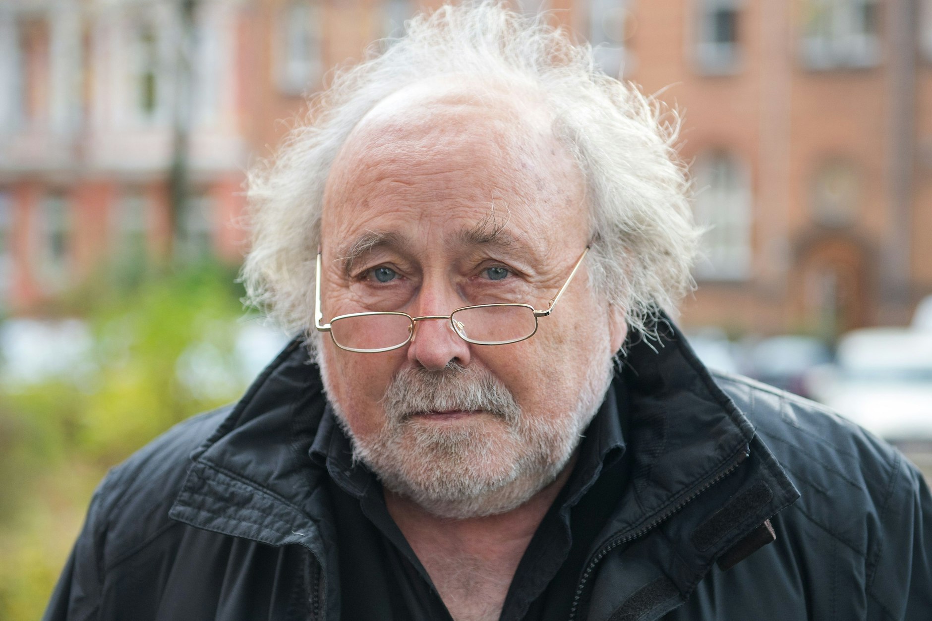 Der Hamburger Liedermacher und Kabarettist Hans Scheibner ist tot. Er starb am Montag im Alter von 85 Jahren nach kurzer schwerer Krankheit, wie seine Familie mitteilte.