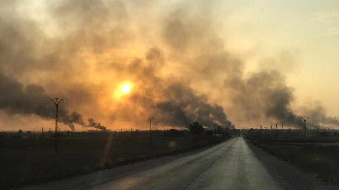 Am Horizont die Rauschschwaden türkischer Bombardierungen (2019)