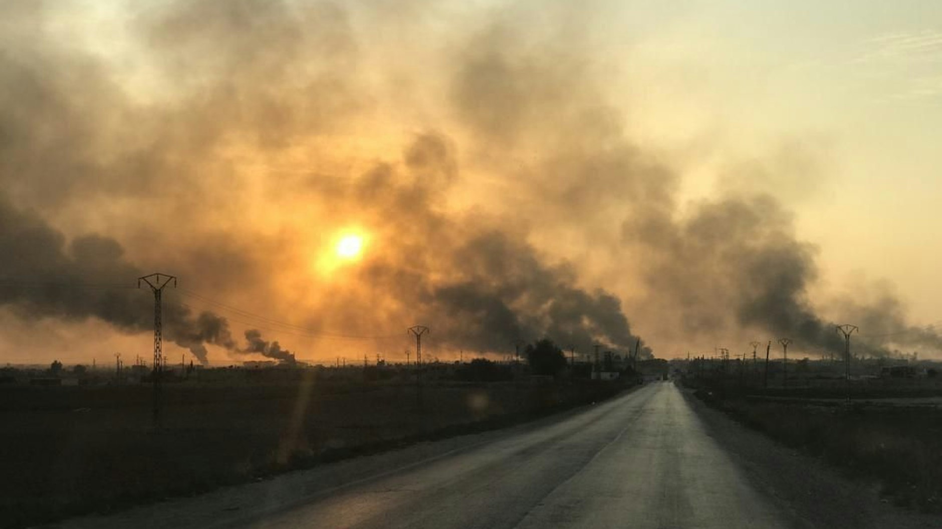 Am Horizont die Rauschschwaden türkischer Bombardierungen (2019)