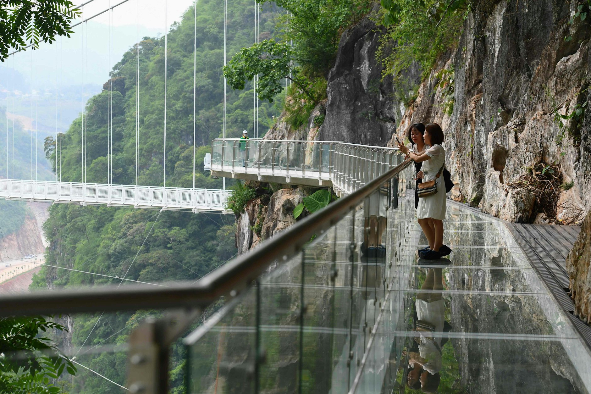 Auch der Weg zur Bach-Long-Brücke ist schon eine luftige Angelegenheit: Die Besucher sollen aus dem Schwindel (fast) gar nicht mehr herauskommen.