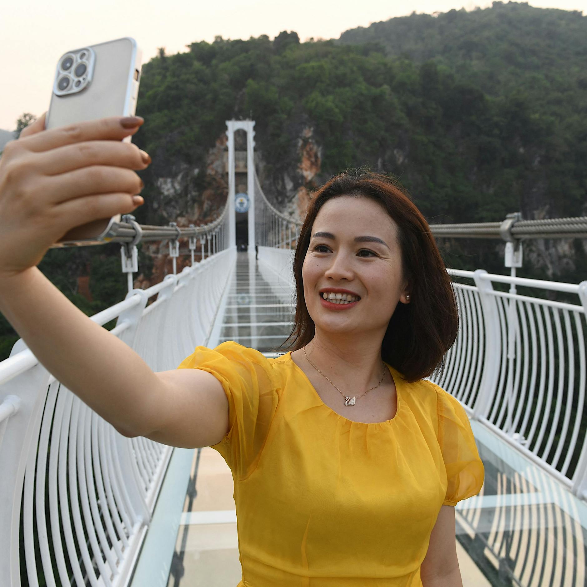 Blick in den Abgrund: Glasbrücken – Leistungsschau für Schwindelfreie