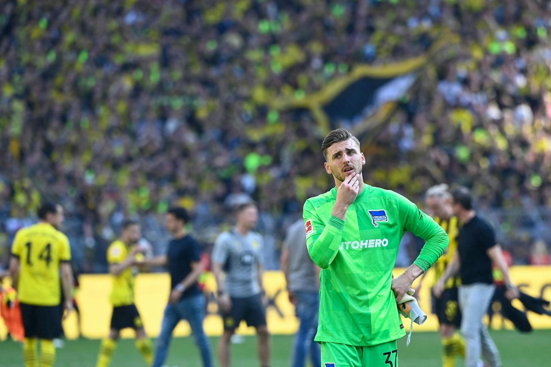 Da hilft kein Grübeln mehr. Herthas Torwart Marcel Lotka muss zu Borussia Dortmund wechseln.