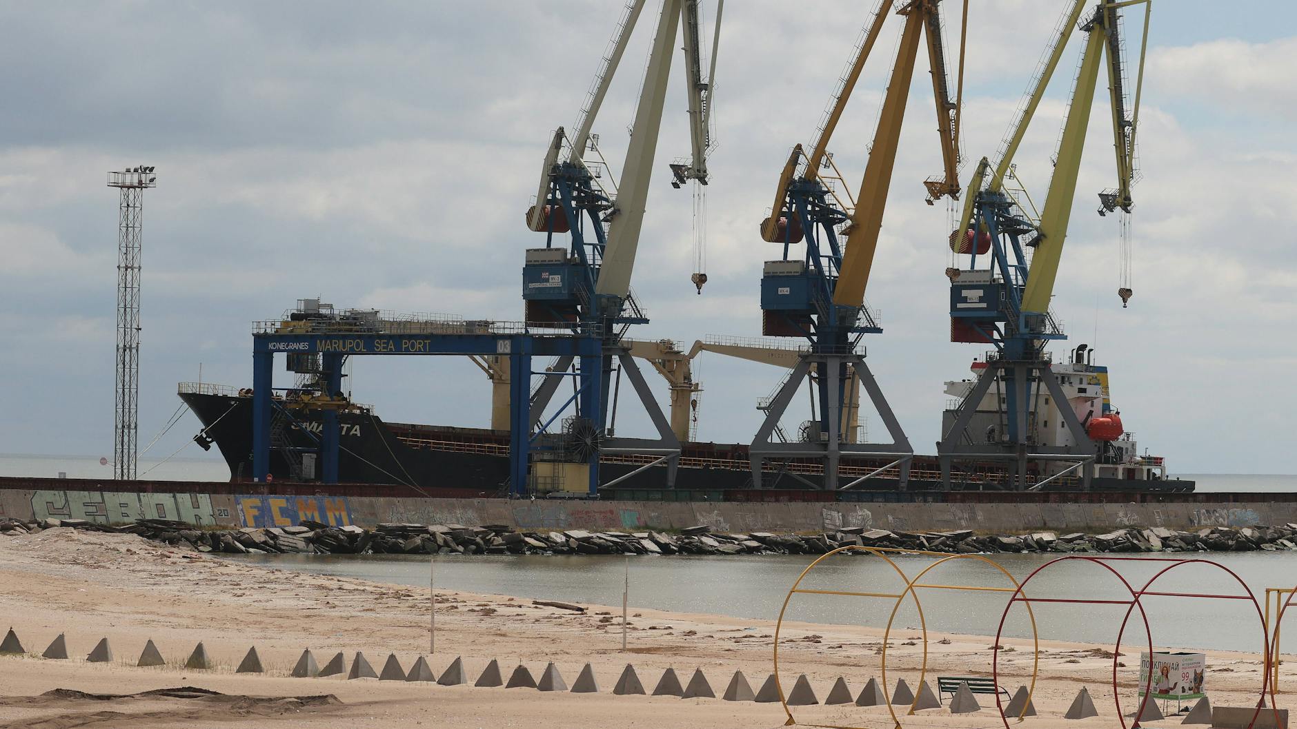 Ein Blick auf den Hafen der südukrainischen Stadt Mariupol. Russland gibt an, dass die Minenräumungsarbeiten beendet seien und der Hafen seinen Betrieb wieder aufgenommen habe.