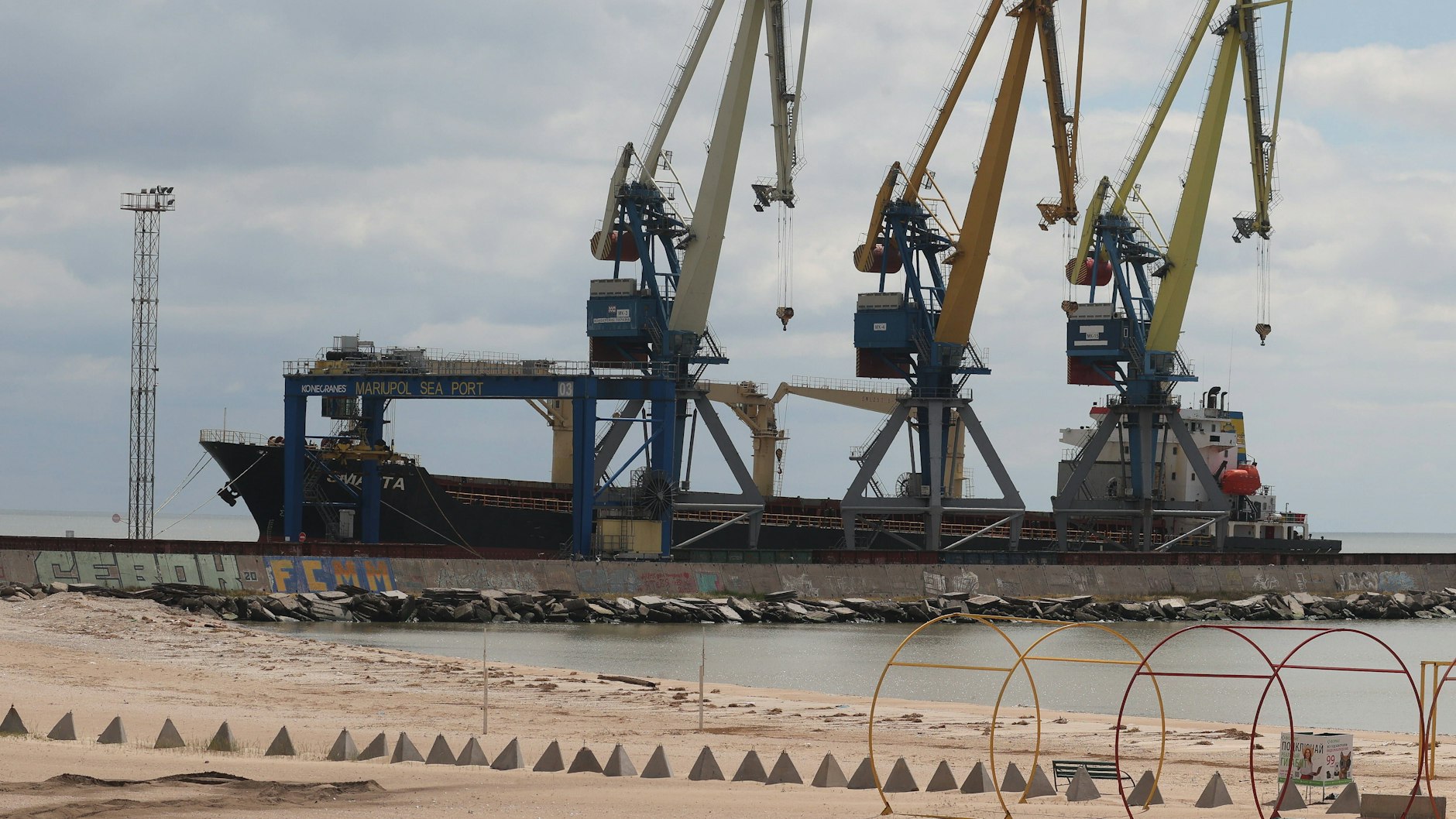 Ein Blick auf den Hafen der südukrainischen Stadt Mariupol. Russland gibt an, dass die Minenräumungsarbeiten beendet seien und der Hafen seinen Betrieb wieder aufgenommen habe.