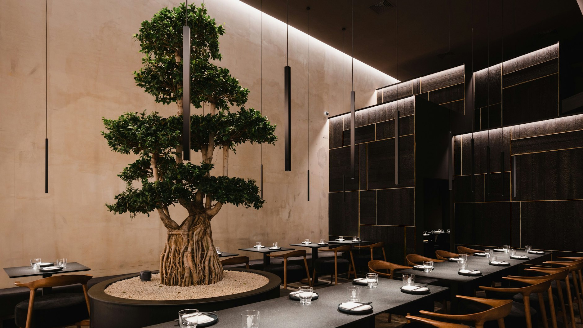 Die Entspannung beginnt im Restaurant Oukan schon, wenn man sich auf die asketisch-formschöne Gestaltung des Gastraums mit seinem Bonsai in der Mitte einlässt.