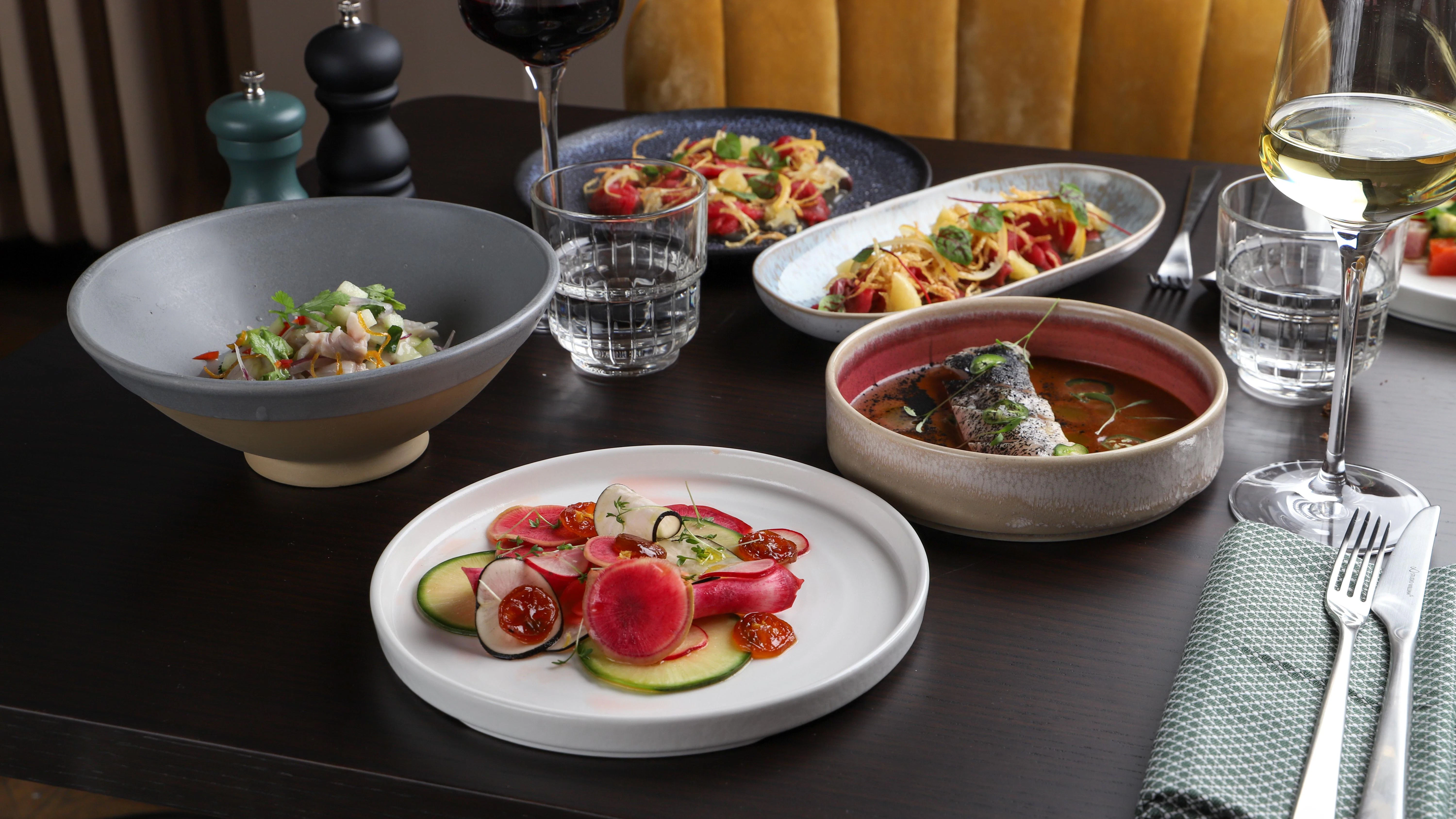 Hamachi mit Ponzu-Dressing,
              Jalapeño, Zander Ceviche und diverse Salate.