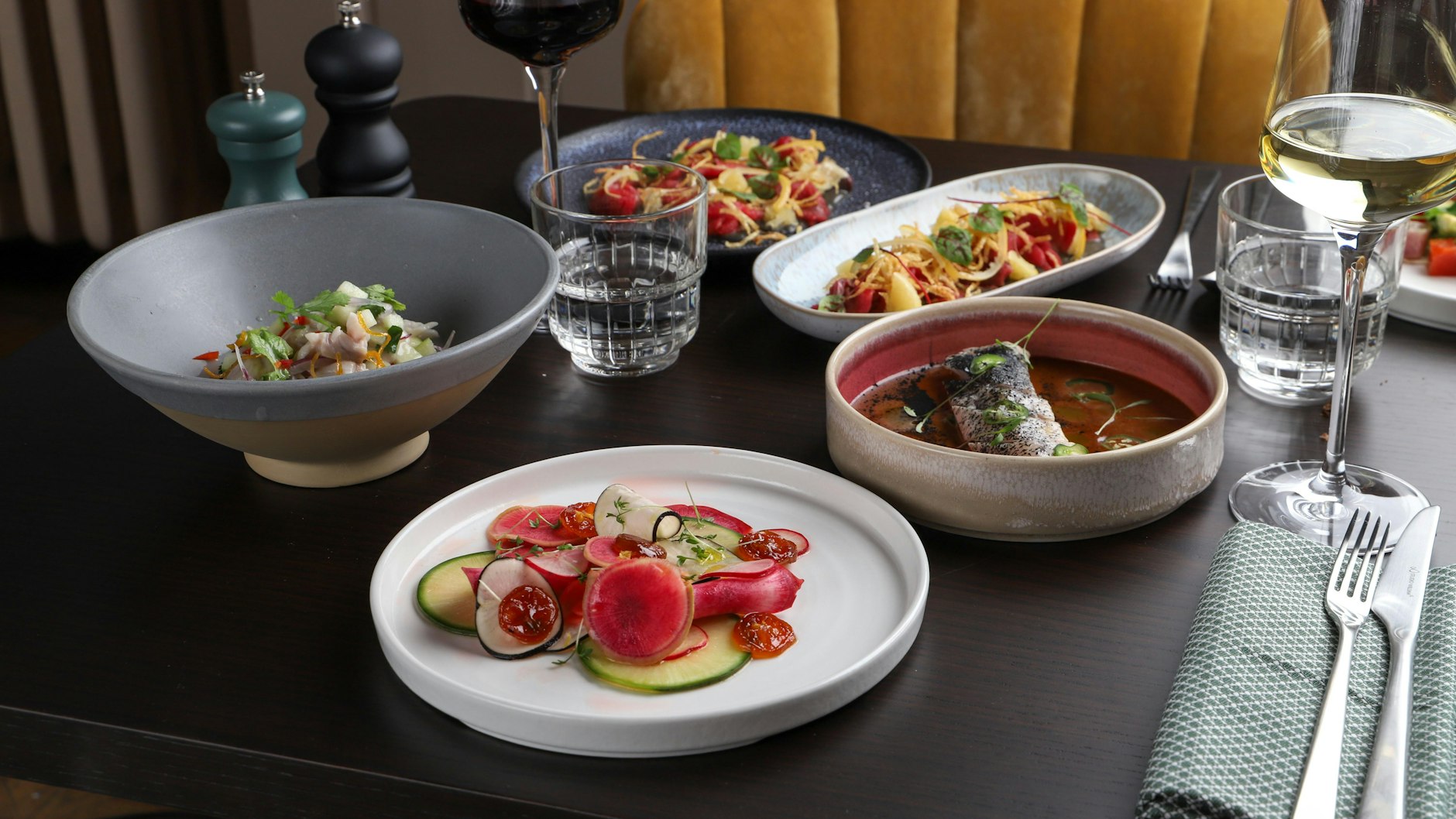 Hamachi mit Ponzu-Dressing,
Jalapeño, Zander Ceviche und diverse Salate.