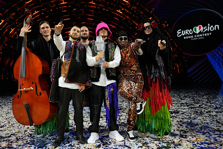 Das Kalush Orchestra aus der Ukraine jubelt über den Gewinn des Eurovision Song Contest (ESC).