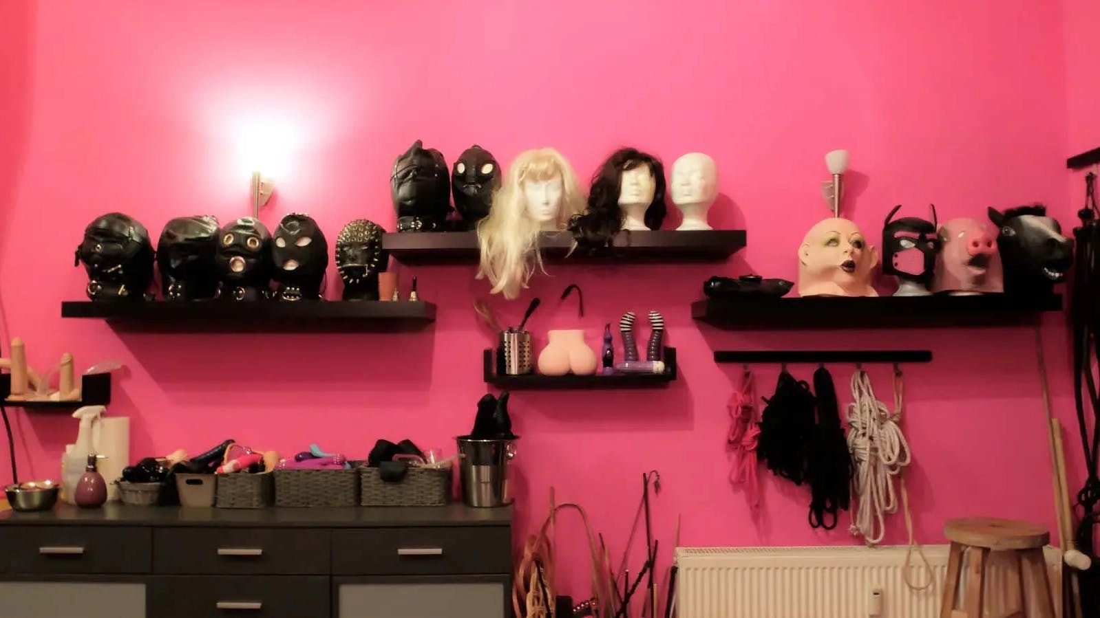 Perücken, Masken, Fesseln: Das Dominastudio von Lady Susan ist gut ausgestattet.