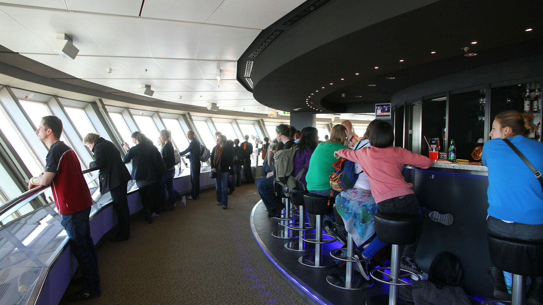 Schwindelfrei? Dann ist der Fernsehturm ein guter, wenn auch teurer Ort für Sunset-Hopper.