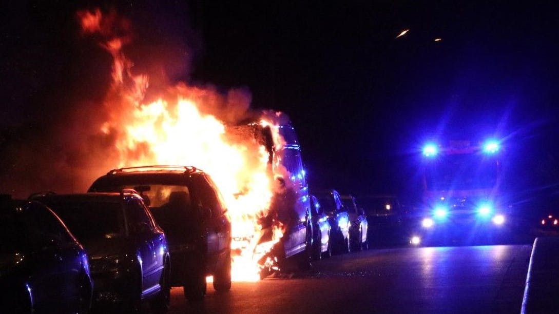 Das Auto einer Polizistin wurde angezündet (Symbolbild).