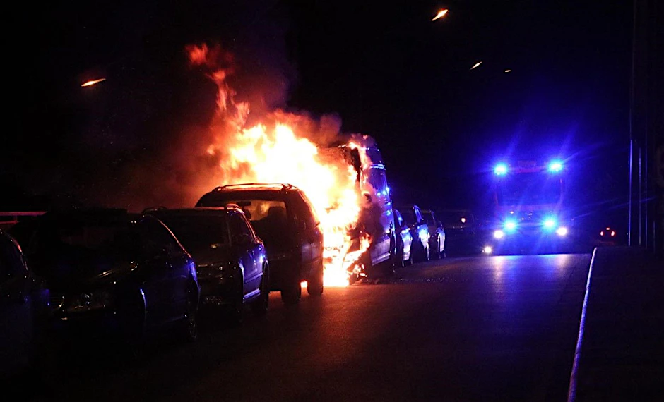 Das Auto einer Polizistin wurde angezündet (Symbolbild).