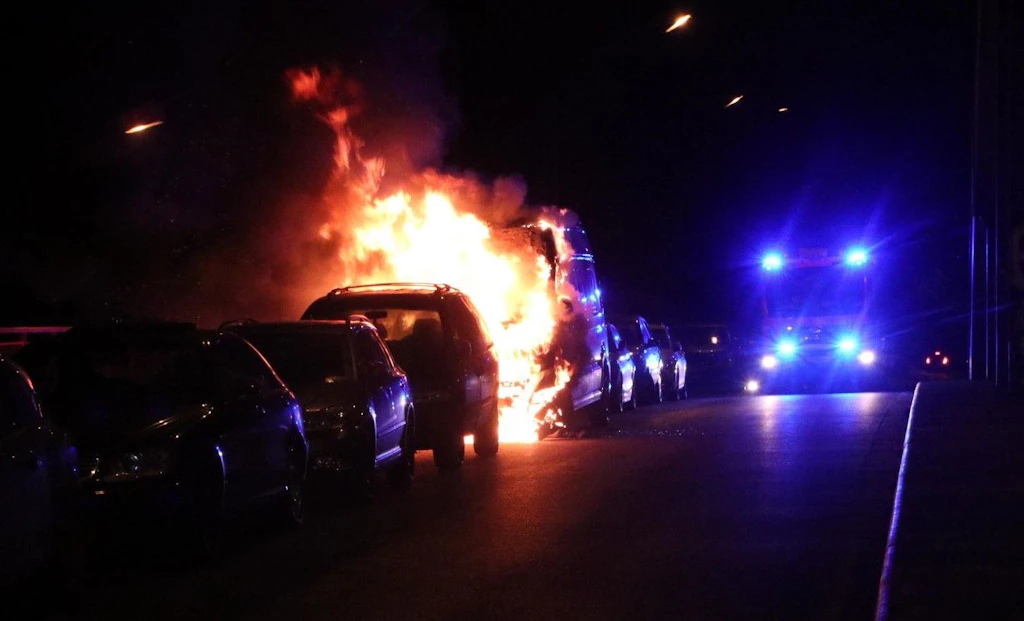 Berlin: Mutmaßliche Linksextreme zünden Auto von Polizistin an