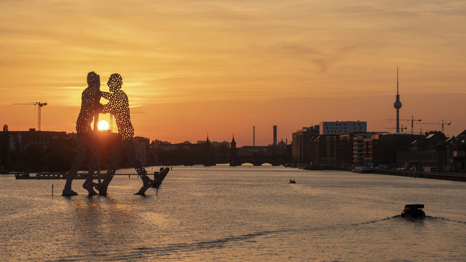 Von der Elsenbrücke aus sieht man gleich mehrere Berliner Wahrzeichen.