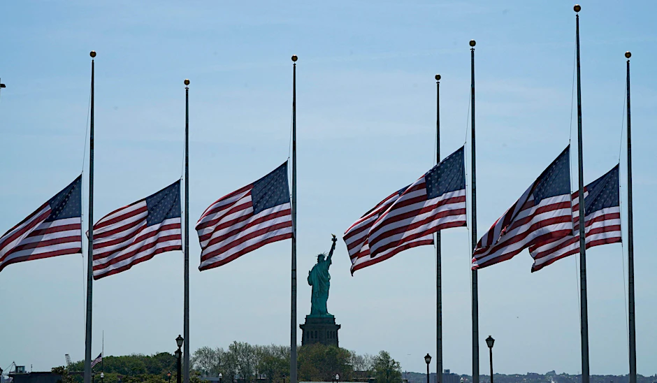 In Trauer: In New York Bay wurde die Flaggen der USA nach dem Massaker in Uvalde, Texas, auf Halbmast gesetzt.