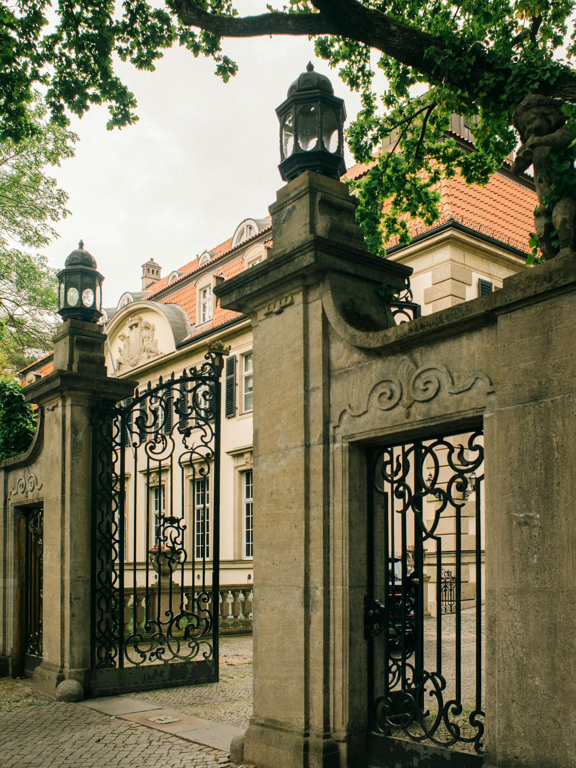 Gut abgeschirmt: Ihre zweite Hochzeit feierte Schneider im Schlosshotel.